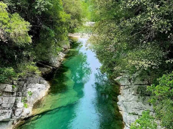 Le spettacolari piscine naturali color smeraldo ideali per un bagno rigenerante